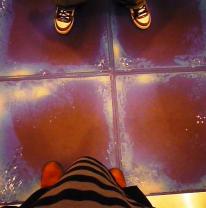 Живая плитка liquid floor в кабине лифта